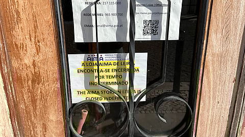 Porta da loja da AIMA em Leiria, fechada sem aviso prévio aos imigrantes com atendimento presencial marcado.