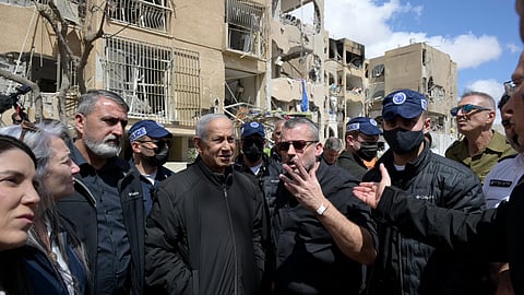 Netanyahu numa visita a Arad após a queda de um míssil iraniano.