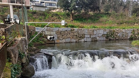 Os sensores da Greenmetrics são instalados em locais estratégicos para medir as alterações dos fluxos de água e, com o histórico adquirido, prever com precisão as cheias urbanas.