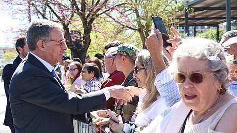 O Presidente da República e Chefe Supremo das Forças Armadas, António José Seguro, cumprimenta populares durante a cerimónia de apresentação das Forças Armadas ao novo Chefe de Estado, em Santarém
