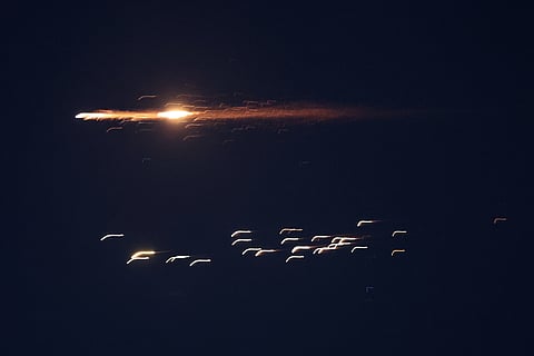 Rastos de projéteis cruzaram o céu de Jerusalém na última madrugada, enquanto soavam sirenes de alerta para mísseis balísticos