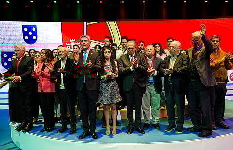 José Luís Carneiro rodeado de membros da Mesa do 25.º Congresso Nacional do PS, no encerramento da reunião magna do partido.