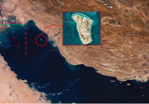 Oleodutos ligam o continente à ilha que alberga o terminal para abastecer os petroleiros de grande porte.