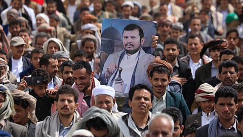 Um cartaz de Abdul-Malik al-Houthi, que lidera os Houthis desde a morte do fundador, em 2004.