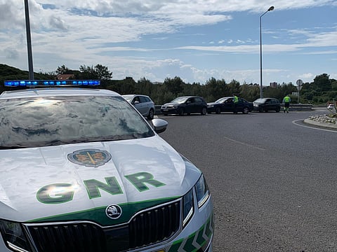 Mulher seguia à pendura e fica ferida após cair de mota a 200km/h na A41. Motociclista fugiu do local