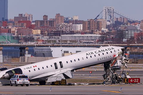 Dois pilotos morreram no acidente no aeroporto de LaGuardia, em Nova Iorque.