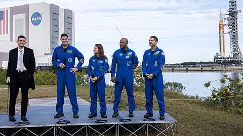 O administrador da NASA Jared Isaacman com a tripulação da missão Artemis II,  (da esq. para a dta.) os especialistas Jeremy Hansen e Christina Koch,  o piloto Victor Glover e o comandante Reid Wiseman.