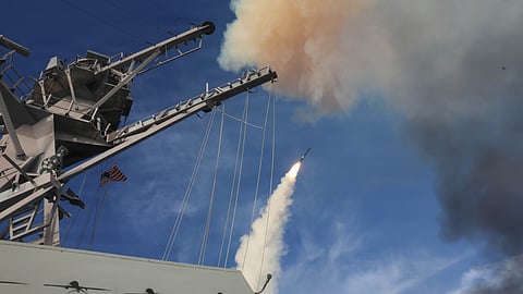 Um Tomahawk disparado do contratorpedeiro USS Thomas Hudner. Segundo o Washington Post foram gastos 850 mísseis deste tipo nas primeiras quatro semanas de guerra.