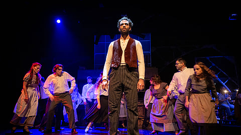 Bryan Carvalho interpreta Sweeney Todd.