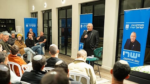 Gadi Eisenkon num encontro com eleitores.