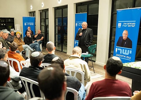 Gadi Eisenkon num encontro com eleitores.