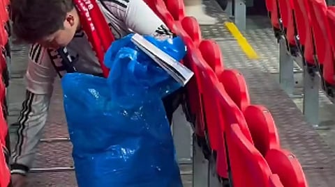 Adeptos japoneses voltam a limpar bancadas, agora em Wembley após vitória sobre Inglaterra (com vídeo)