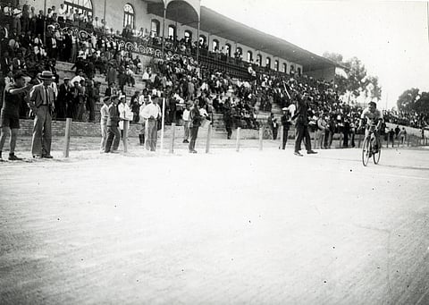 O momento da vitória histórica de João Francisco, que ficaria registada nas páginas da “Vida Desportiva”, no DN. “Um ás”, escreveu o jornal sobre o corredor do Clube Atlético de Campo de Ourique. 