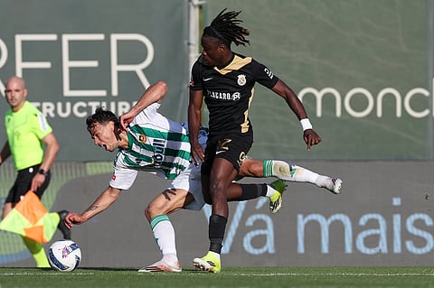 Dario Spikic e Isaac James lutam pela bola. 