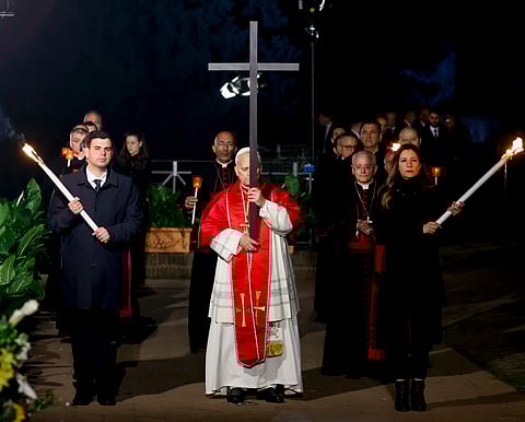 Papa Leão XIV carregou a cruz na Via Sacra.
