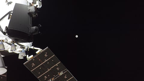 Astronautas da Artemis II relatam aproximação à Lua: “Está a ficar maior”