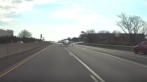 Avião com falha de motor faz aterragem de emergência numa estrada dos EUA (veja o vídeo)