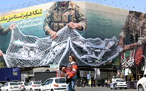 Ilustrado com navios e aeronaves enredadas por militares iranianos, novo cartaz gigante em Teerão afirma que o estreito de Ormuz vai permanecer fechado.