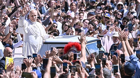“Quem tem armas nas mãos, que as deponha!", apela o papa na sua primeira missa pascal
