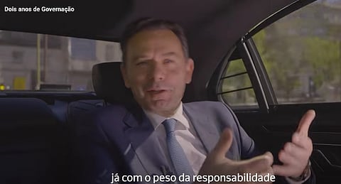 Montenegro aparece em vídeo sem cinto de segurança, numa altura em que o Governo apela à segurança rodoviária