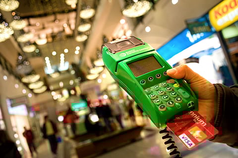 Face ao custo de vida atual,  para muitas famílias os cartões de crédito já não são usados  para despesas-extra, mas sim para pagar os bens essenciais.