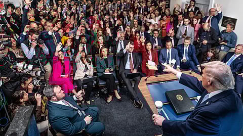 Durante a sua primeira declaração, Trump ameaçou com prisão o jornalista que noticiou o desaparecimento no Irão do aviador do F-15, bem como ao seu informador. 