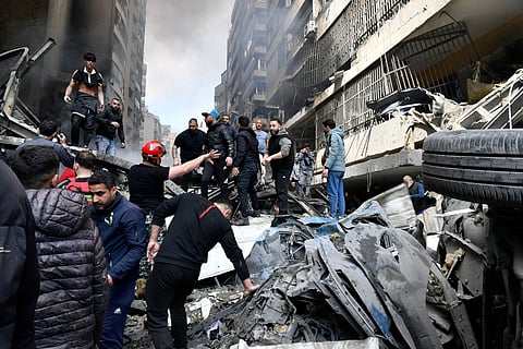 Socorristas acudem a um dos locais bombardeados por Israel no centro de Beirute. 