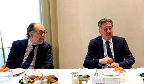 O presidente do comité organizador do Foro La Toja, Carlos López Blanco, e o presidente da Fundação La Toja e do Grupo Hotusa, Amancio López, na apresentação do evento.