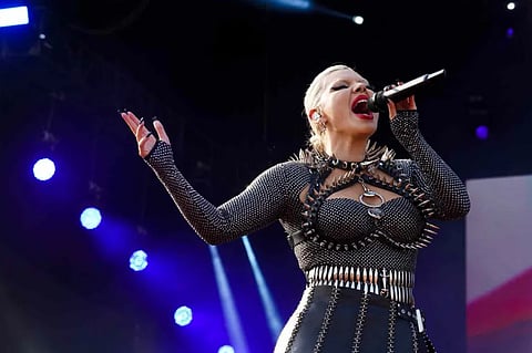 "Vamos levar um show super dançante, quente, bem pista de dança", conta.