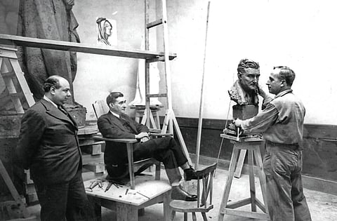 António de Oliveira Salazar posa para Francisco Franco, que está a finalizar um busto do chefe do governo. A fotografia do arquivo do Diário de Notícias data de 1936. António Ferro, que observa o trabalho do escultor, desde 1933 chefia o Secretariado de Propaganda Nacional. Antes, tinha sido repórter do DN, e autor de uma extensa entrevista a Salazar, publicada em finais de 1932.
