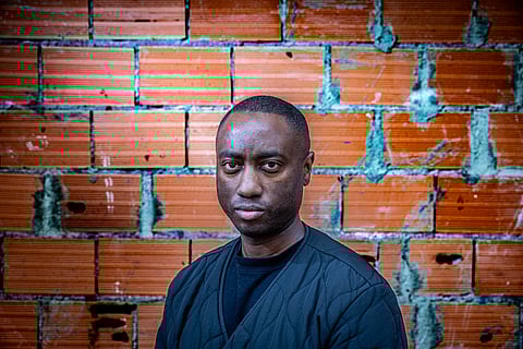 Nuno Varela, fundador do Kiativu posa junto a umas das lojas muncipais no Bairro do Armador em Chelas. 