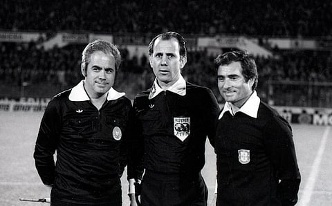 António Garrido (ao centro) arbitrou três jogos em Campeonatos do Mundo.
