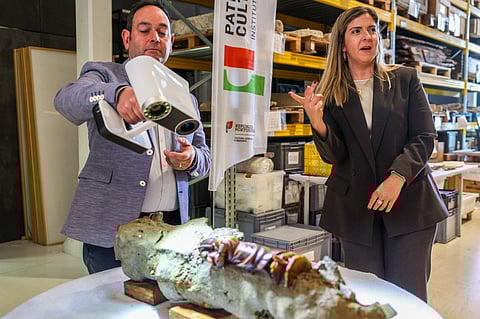 A ministra da Cultura, Margarida Balseiro Lopes, ouve explicações após a sessão de encerramento do projeto Património Cultural 360®, no Centro Nacional de Arqueologia Náutica e Subaquática.