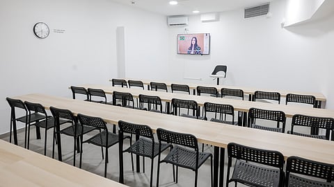 O curso precisa ser em entidades formadoras certificadas e deve ter uma duração efetiva que justifique a concessão da residência.