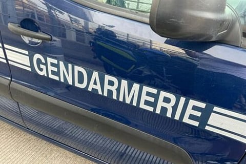 Adolescente hospitalizada depois de ser esfaqueada numa "disputa pessoal" em escola francesa