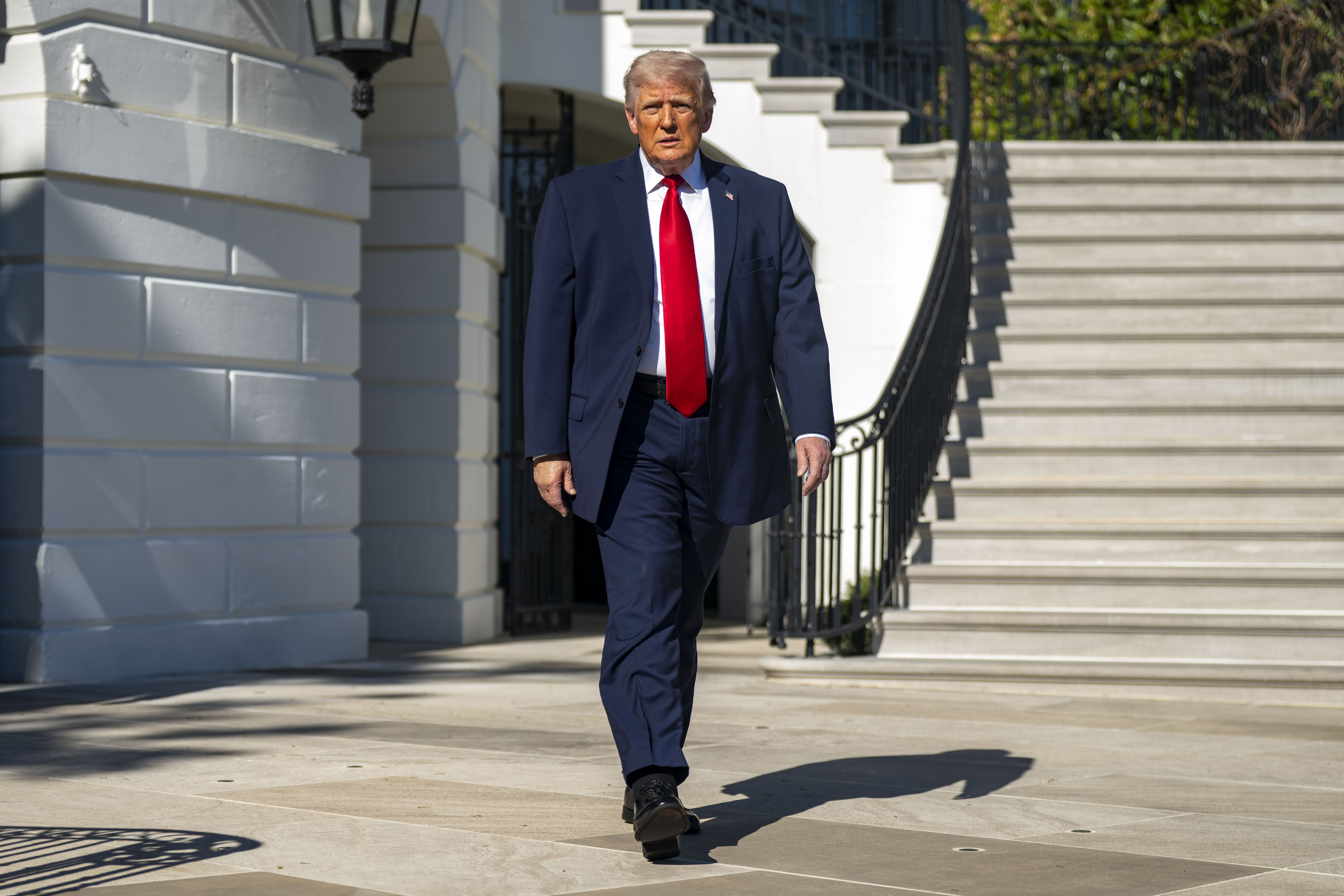 Trump Threatens to Block Strait of Hormuz Amid Tensions With Iran