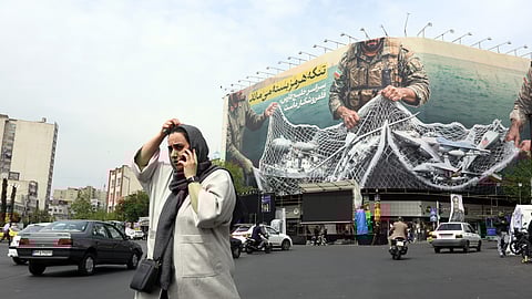 Um cartaz anti-EUA em Teerão onde se lê  “O Estreito de Ormuz vai continuar fechado”. 
