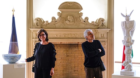 Mieke Everaet e Jorge Pé-Curto, cada um junto a uma das suas obras.