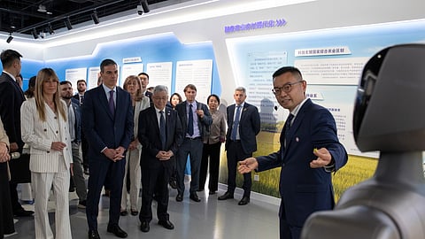 Begoña Gómez e Pedro Sánchez na visita a uma universidade em Pequim