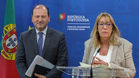 A ministra do Trabalho e o secretário de Estado do Emprego em declarações à Imprensa, esta segunda-feira.