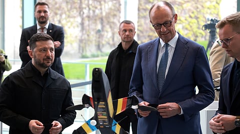 Zelensky e Merz assistem a uma apresentação de equipamento militar e drones produzidos em cooperação por Kiev e Berlim. 