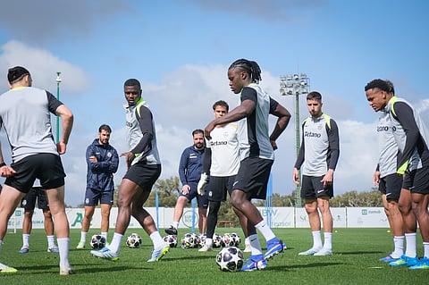 Quenda está de volta após lesão e pode jogar com o Arsenal.