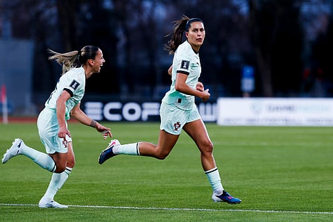 Lúcia Alves e Kika Nazareth festejam um dos golos de Portugal.,