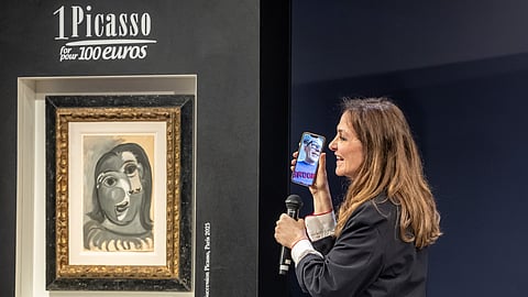 Só quando a produtora da Christie's passou a chamada para vídeo e viu o quadro e o seu nome  num ecrã nos salões da leiloeira em Paris é que Ari Hodora se convenceu que ganhou mesmo um Picasso.