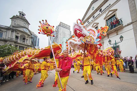 Grupos de dança do dragão: o chamado “dragão dourado gigante”, comummente visto em Macau, pertence à categoria do Dragão do Sul e pode atingir mais de 10 metros de comprimento.