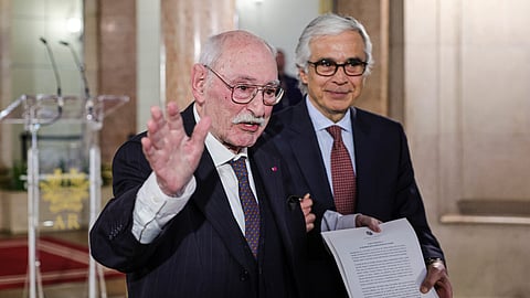 Ruy de Carvalho recebeu Voto de Saudação das mãos do presidente da Assembleia da República, Aguiar-Branco