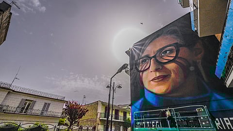 O artista termina o mural que retrata Albanese em Nápoles.