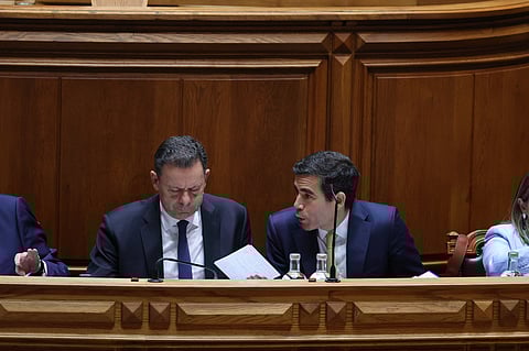 Primeiro-ministro enfrenta críticas da oposição no debate quinzenal.