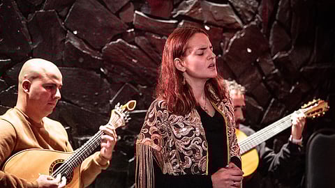 Rita Luz, jovem algarvia veio para Lisboa para seguir o sonho de uma carreira profissional no fado, canta no Clube Lisboa Amigos do Fado.
