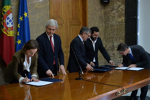 O ministro da Defesa (segundo à esquerda) no momento da assinatura do protocolo.